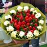 Букет Клубника в белых розах  